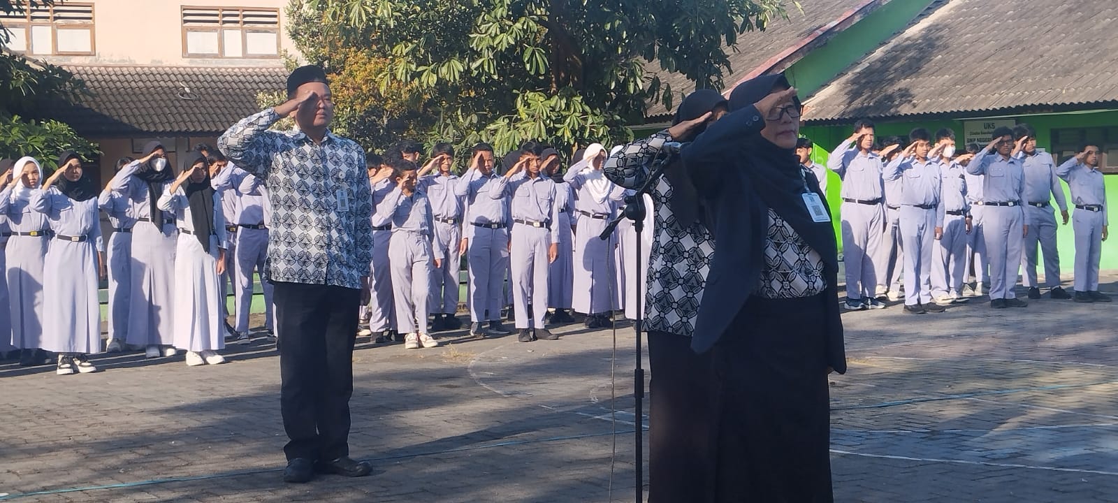 Sri Suharti, S.Pd bertindak sebagai Pembina Upacara dalam Upacara Hardiknas 2025