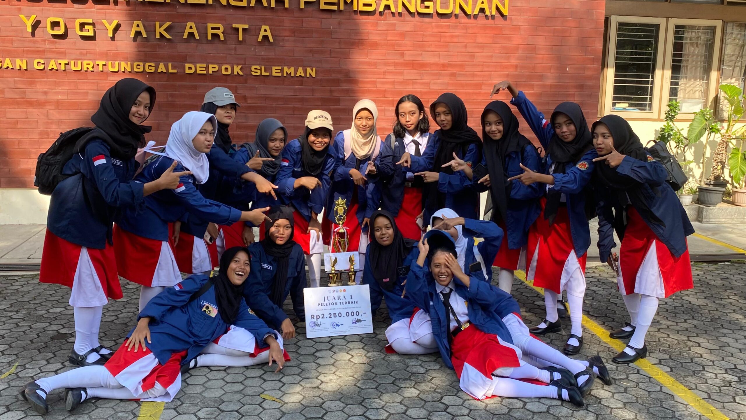 foto bersam piala hadiah kejuaran lomba Tonti