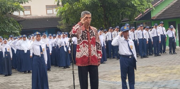 Upacara Bendera Peringatan Hari Sumpah Pemuda ke-97 Tahun 2025: “Pemuda Pemudi Bergerak, Indonesia Bersatu” di SMP Negeri 3 Ngaglik.