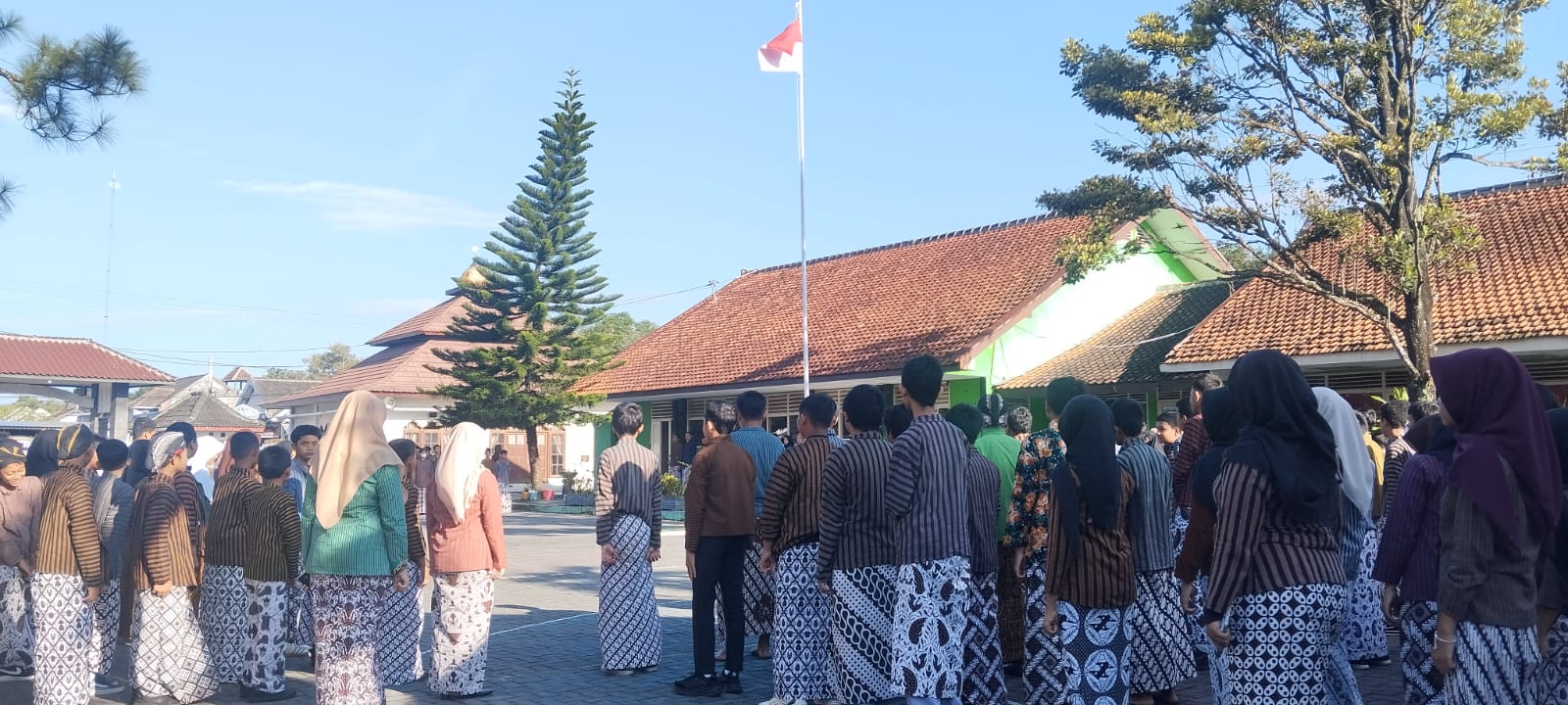 Upacara Pengetan Ambal Warsa DIY kaping 271 wonten ing SMP Negeri 3 Ngaglik post thumbnail image