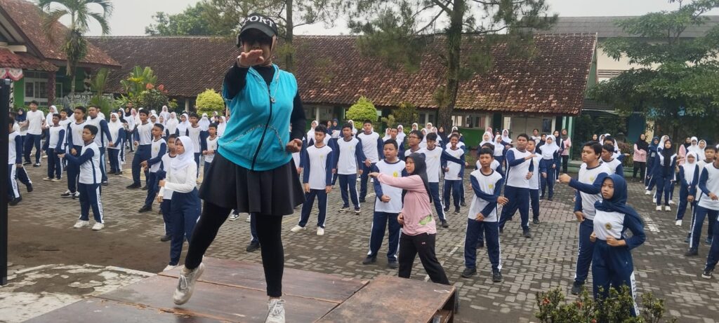 Sambut Generasi Hebat, SMP Negeri 3 Ngaglik Gelar Senam Bersama, Edukasi Gizi MBG, dan Aksi Bersih Lingkungan