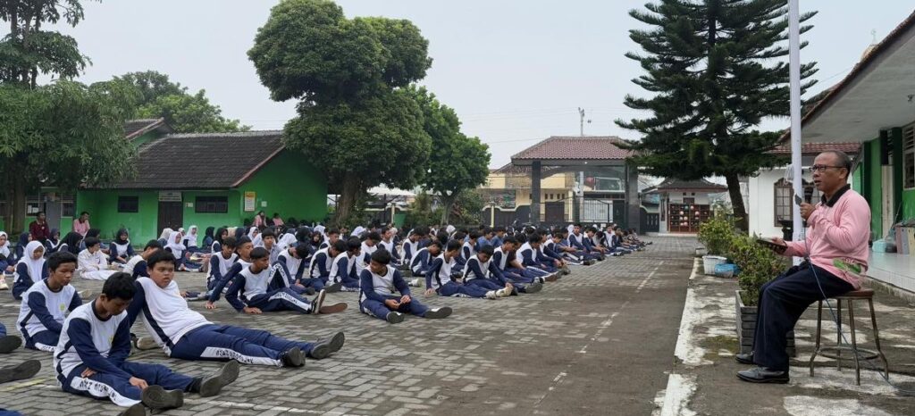 Edukasi Gizi MBG di SMPN 3 Ngaglik Oleh  Heru Priyono, S.Pd. Paparkan Pola Sehat, Siswa Antusias Rebut Hadiah Buku Karya Kepala Sekolah