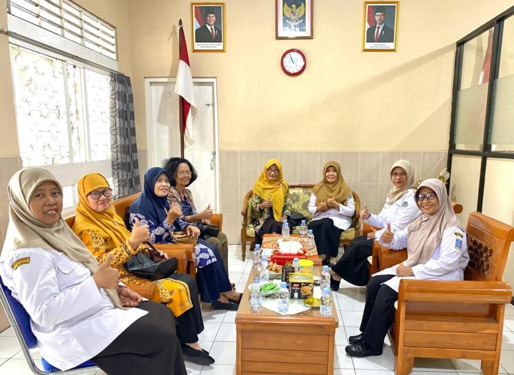 KEPALA SEKOLAH PURNA TUGAS DAN KEPALA SEKOLAH BARU SMP NEGERI 3 NGAGLIK JALIN SILATURAHMI ERAT