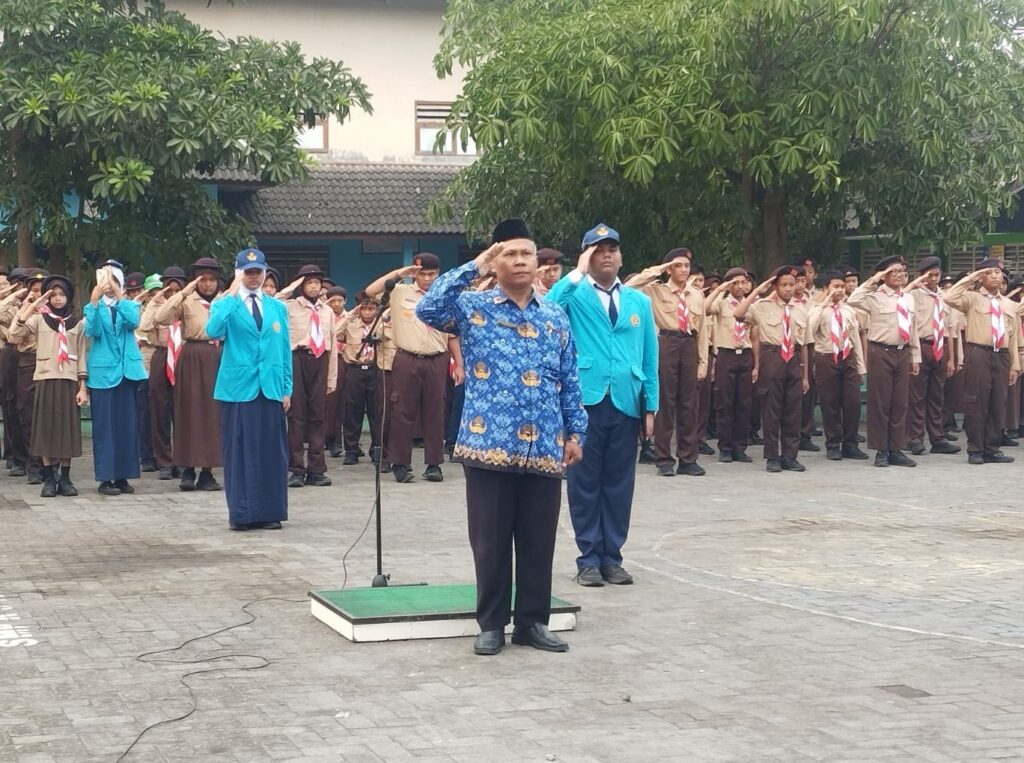 SMP Negeri 3 Ngaglik Khidmat Gelar Upacara HUT ke-81 RI.
