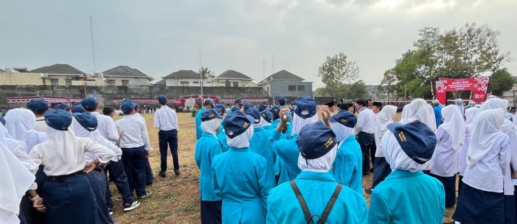 SMP Negeri 3 Ngaglik Ikuti Upacara Peringatan HUT RI ke-81 di Lapangan Ngetiran Sariharjo
